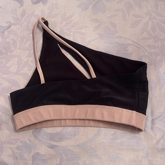 Onzie tan and black set with one shoulder cut out sports bra - Picture 4 of 6